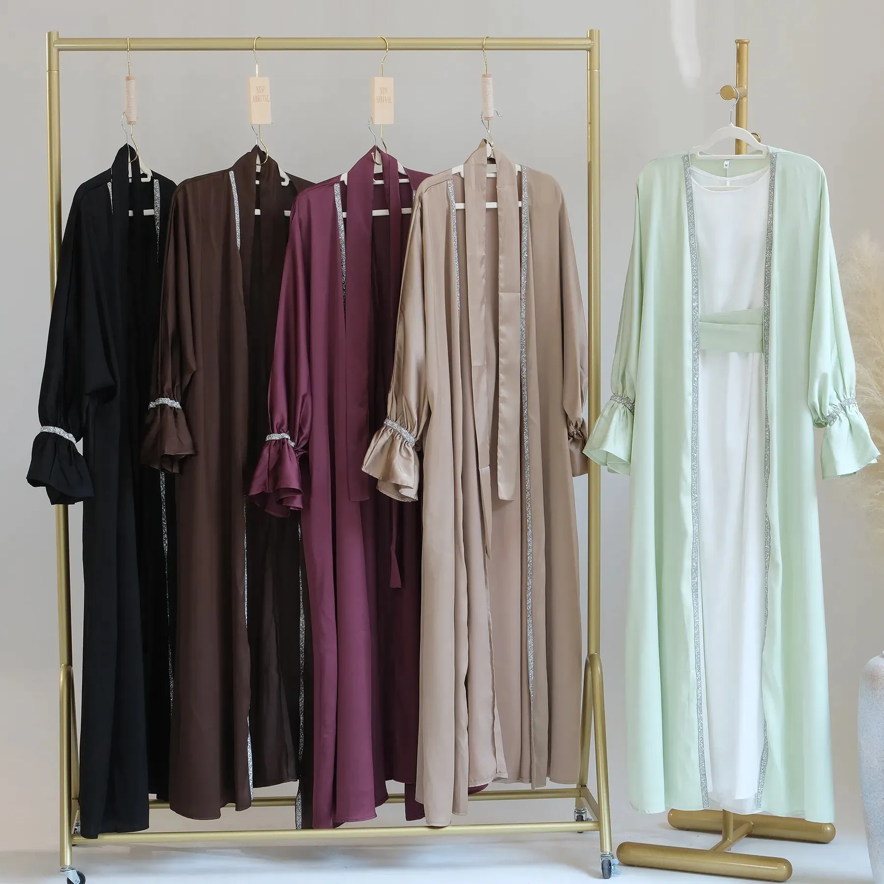 Desain 2023 Lebaran Dubai Islamic elegan sederhana Abaya wanita Muslim gaun Dalaman selip gaun Abaya berlian Satin sutra 2 buah Set Abaya