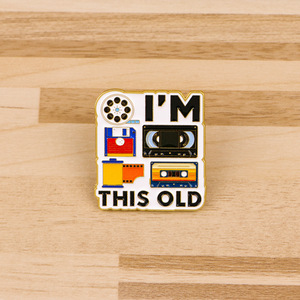 Broche en émail rétro 'I'm This Old' style années 90, pin's nostalgique technologique avec <span class=keywords><strong>disquette</strong></span> et cassette, broche média vintage amusante - Product Image 2