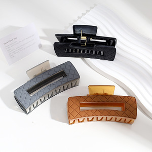 Pinza de Pelo Rectangular de 10.5 cm con Diseño a Cuadros, Envuelta en Cuero PU y Plástico, Accesorio de Moda para Mujeres y Niñas, Otoño-Invierno Europeo - Product Image 2