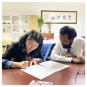 ماكينة تعبئة وتغليف زيوت Eruis لشكل المشروبات من تيترا شبه جوز الهند والتفاح والماء السائل لتغليف الأعمال الغذائية - Product Image 6