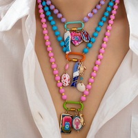 Collier artisanal Haomi pour l'été, avec pendentif coloré en forme de petit poisson, étoile de mer, coquillage et poisson tropical, orné de perles