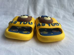 Ciabatte Gialle in EVA con Logo in Rilievo, Suola Ammortizzata, Punta Aperta, per Tutte le Stagioni, da Indossare in Casa - Product Image 4