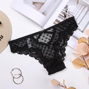 Culottes sexy pour femmes en dentelle ajourée avec broderie en forme de cœur, transparentes en maille, sexy - Product Image 1