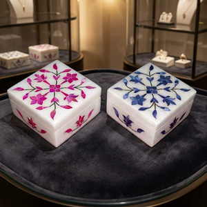 Boîte à bijoux moderne en marbre blanc avec motifs floraux et incrustations de nacre, emballage personnalisé de Noël disponible pour l'exportation, à vendre - Product Image 3