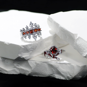 Bague géométrique rouge en strass, ajustable, style de luxe, bijou de mode estival pour femme - Product Image 1