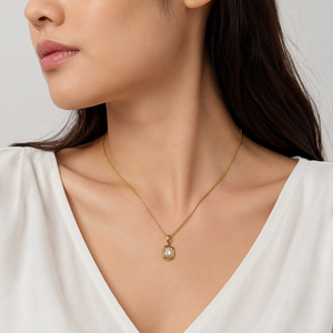 Collar con Colgante Ovalado de Circonita, Acero Inoxidable, Marco Redondeado, Cadena Ajustable, Opciones en Color Dorado y Plateado - Product Image 5