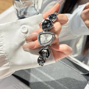 Reloj de Pulsera Irregular Time and Space Cloister para Mujer, Nuevo Modelo 2025, Estilo Lujoso y Moderno de Alta Gama - Product Image 3