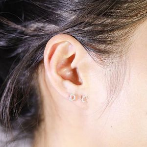 Boucles d'oreilles clous miniatures en or pur 14k 18k avec initiale lettre alphabet, serties de diamants naturels, pour femme, par Xinfly - Product Image 5