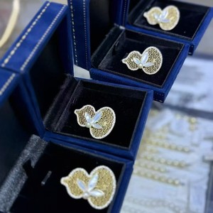 Broche Conmemorativo del Año de la Serpiente 2025, Estilo de Dibujos Animados, Patrón de Calabaza y Flor en el Pecho - Product Image 1