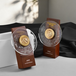Trofeo Personalizzato in Cristallo Rotondo Stile Sportivo con Base in Legno, Design a Medaglia <span class=keywords><strong>per</strong></span> Riconoscimenti Aziendali e Riunioni Annuali - Product Image 2