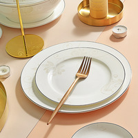 Service de table en porcelaine fine à imprimé floral élégant et subtil, avec bordure dorée fine, comprenant bols et assiettes, pour la maison, les mariages et les banquets quotidiens
