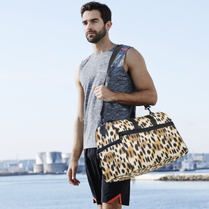 Sac de voyage et de sport pour femme, grand format, imprimé animal léopard, personnalisable, durable, idéal pour le week-end et la gym - Product Image 5