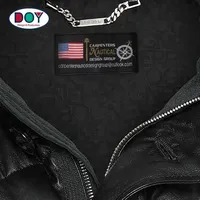 Logo de drapeau de marque personnalisé en gros coupe droite coudre sur des étiquettes tissées damassées à la machine pour vêtements