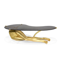 Décoration intérieure de la maison, art abstrait moderne, table basse créative en FRP avec des jambes dorées en forme de jambes humaines
