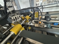 Machine automatique de pliage, collage et couture de boîtes en carton ondulé