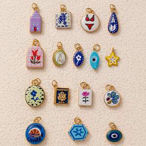 Le loisir peint |   Breloques vintage en laiton plaqué or 18 carats et émail pour la création de bijoux DIY |   Pendentifs côtiers, de jardin et sur le thème des fruits de mer - Product Image 6