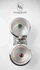 Élégante boîte à Kumkum double en argent, fabriquée à la main, avec des motifs floraux complexes et des couvercles décoratifs en pierres précieuses, pour la Puja traditionnelle - Product Image 3