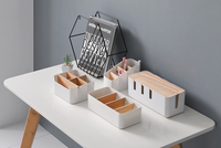 Boîte de gestion des câbles de bureau au design moderne Organisateur de câbles en plastique PP à couverture en bois avec 4 sorties pour cacher les câbles d'organisation