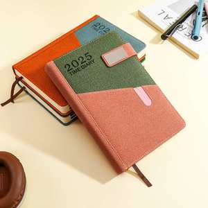 Carnet en cuir A5 avec couverture gaufrée à rainures et fermeture magnétique, pages lignées personnalisables pour l'écriture - Product Image 2