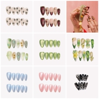 Faux ongles à presser en acrylique, forme amande, longueur moyenne, motif floral doré à la française, branche peinte or, design perle, accents strass