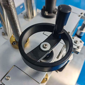 Machine de remplissage de parfum la plus vendue, équipement de remplissage liquide semi-automatique sous vide pour l'emballage de flacons de parfum de luxe en verre - Product Image 3