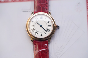 Montre mécanique automatique élégante et tendance avec verre saphir et bracelet en cuir de crocodile brillant rouge vin - Product Image 1