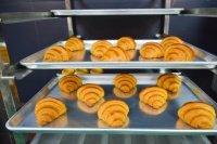 Ligne de production de pâtisserie automatique en acier inoxydable, machine à pâte feuilletée, croissant, ligne de production de pain
