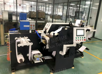 Machine compacte multifonctionnelle de type mini pour le revêtement et le laminage de matériaux étroits, avec application de colle thermofusible et étiquettes autocollantes, pour laboratoires