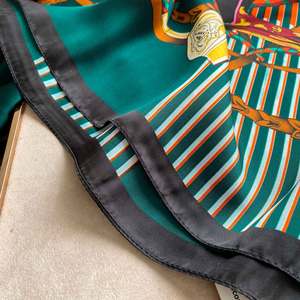 Elegante sciarpa <span class=keywords><strong>di</strong></span> seta <span class=keywords><strong>di</strong></span> design in seta stile rettangolo stampato in seta <span class=keywords><strong>di</strong></span> lusso marchio <span class=keywords><strong>di</strong></span> stampa personalizzato per donne 180*90cm <span class=keywords><strong>scialle</strong></span> - Product Image 3