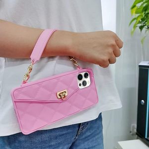 Funda de Cuero Acolchada de Lujo con Cadena Metálica para 17 16 15 14 13 Pro Max, Funda Tipo Cartera Acolchada Moderna y a la Moda - Product Image 5
