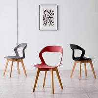 Chaise de salle à manger d'extérieur moderne et imperméable à dossier creux avec pieds en bois, idéale pour la maison, les mariages et les événements – Vente en gros directe usine