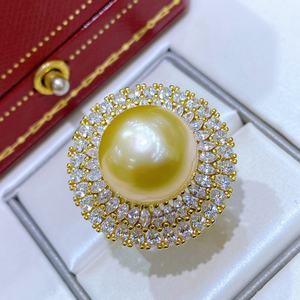 แหวนเพชรทรงกลมขนาด 12-13 มม. ประดับด้วยลูกปัดทองธรรมชาติ ลายดอกไม้แบบเวอร์ซายส์ ทำจากเงินแท้ ฝังอย่างประณีตด้วยงานฝีมือชั้นสูง พร้อมตำหนิ - Product Image 1