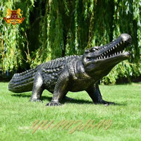 Sculpture d'animal antique en métal créative de scène de parc, sculpture d'animal en bronze de haute qualité, statue de crocodile