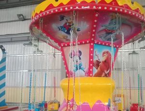 Chaise volante 12 places de luxe de l'usine de Zhengzhou haut de gamme grande tête tremblante tour <span class=keywords><strong>d</strong></span>'amusement pour les parcs de trampoline intérieurs et extérieurs - Product Image 6
