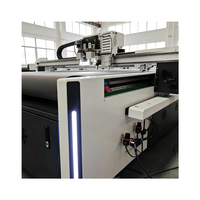 Geavanceerde automatische grijze kartonnen matte geschenkdoos zelfklevende EVA-foam oscillerende CNC vibrerende mes snijmachine tafel