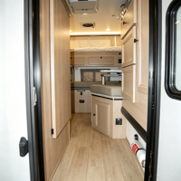 Camper autonome pour pick-up, intérieur complet avec dinette, idéal pour les sites de camping en pleine nature et les longs trajets routiers
