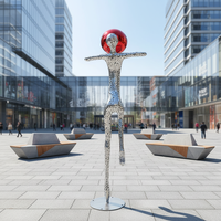 Sculpture humaine abstraite moderne en acier inoxydable poli miroir OEM/ODM, boule rouge, grande décoration artistique métallique d'extérieur personnalisée
