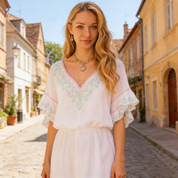 Robe de plage blanche douce et unie en coton écologique brodé avec volants, pompons et service OEM
