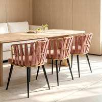 Chaise de salle à manger en velours avec dossier tressé, structure en métal doré, pieds noirs pour la maison, la cuisine, le restaurant, l'hôtel, les événements et les mariages
