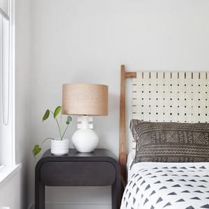 โต๊ะข้างเตียงมินิมอลคุณภาพสูง สไตล์ยุโรป สำหรับใช้ในโรงแรมหรือที่บ้าน ทำจากไม้ พร้อมลิ้นชัก - Product Image 2