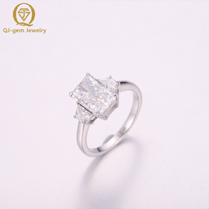 Anillo de Boda Clásico de Tres Piedras Personalizado para Mujer, Corte Radiante, Color DE, Claridad VS-VVS, Diamante Cultivado en Laboratorio con Certificado IGI, Platino - Product Image 4