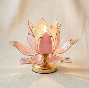 Lampe de table en résine rose artisanale, lampe de bureau de luxe avec accents dorés, lampe décorative en forme de fleur pour la décoration de la maison, du bureau ou de la table de chevet - Product Image 2
