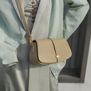 กระเป๋าสะพายไหล่ทรงอานม้าหนังแท้ดีไซน์เฉพาะตัวสำหรับผู้หญิง ปี 2022 รุ่นใหม่ พร้อมตัวล็อคแบบ Hasp - Product Image 5