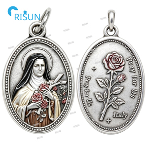 Collar con Colgante de Medalla de Santa Teresita del Niño Jesús de Lisieux, Medalla Sagrada Personalizada de Santa Teresita - Product Image 6