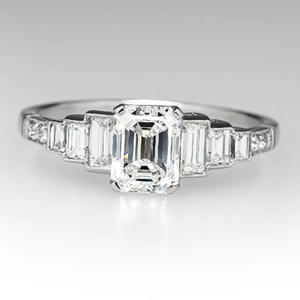 Anello di fidanzamento da donna in platino con diamante taglio smeraldo e pietre laterali a baguette, colore D naturale Q342 - Product Image 2