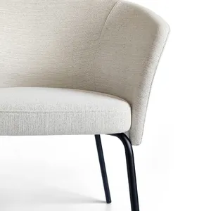 Cadeira de molde de fábrica de espuma nórdica moderna branca estofada para restaurante, cadeira de jantar, recepção de escritório, design de convidados, cadeira com apoio de braço