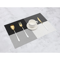 Set de Napperons Noir et Blanc à Motif Quadrillé, Coffret Cadeau Élégant pour Tables de Salle à Manger Intérieures d'Hôtels et de Maisons ; Comprend des Sous-Verres et une Nappe