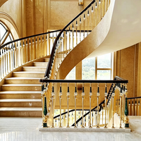 Balustrade d'escalier incurvée de luxe sur mesure en métal avec décoration en marbre et main courante en bois pour escalier intérieur de villa