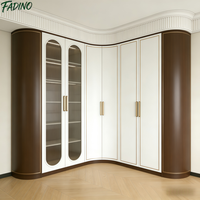 Armoire de chambre à coucher française en bois assemblée sur mesure, luxe crème, moderne, minimaliste, avec porte en verre, pour villa