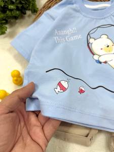 Ensemble décontracté d'été pour tout-petits garçons : T-shirt à manches courtes imprimé ours pêcheur de dessin animé et short beige – Tenue Baba - Product Image 5